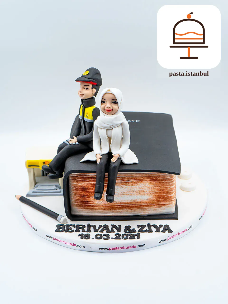 Kitap ve Figür Temalı Pasta